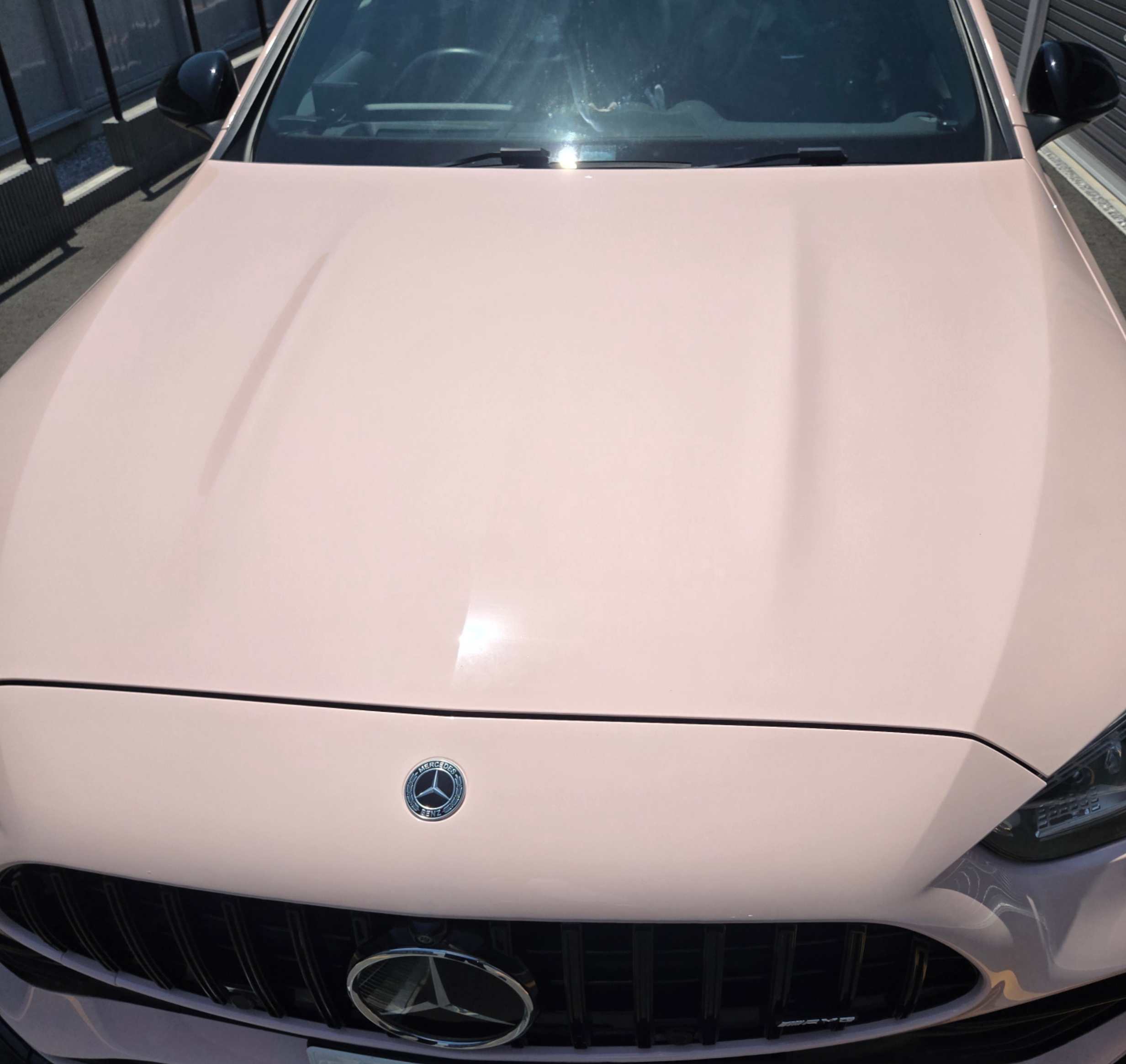 Mercedes-AMG C43 フロントバンパー・ボンネット シェルピンク ラッピング 屋外 自然光 仕上がり確認